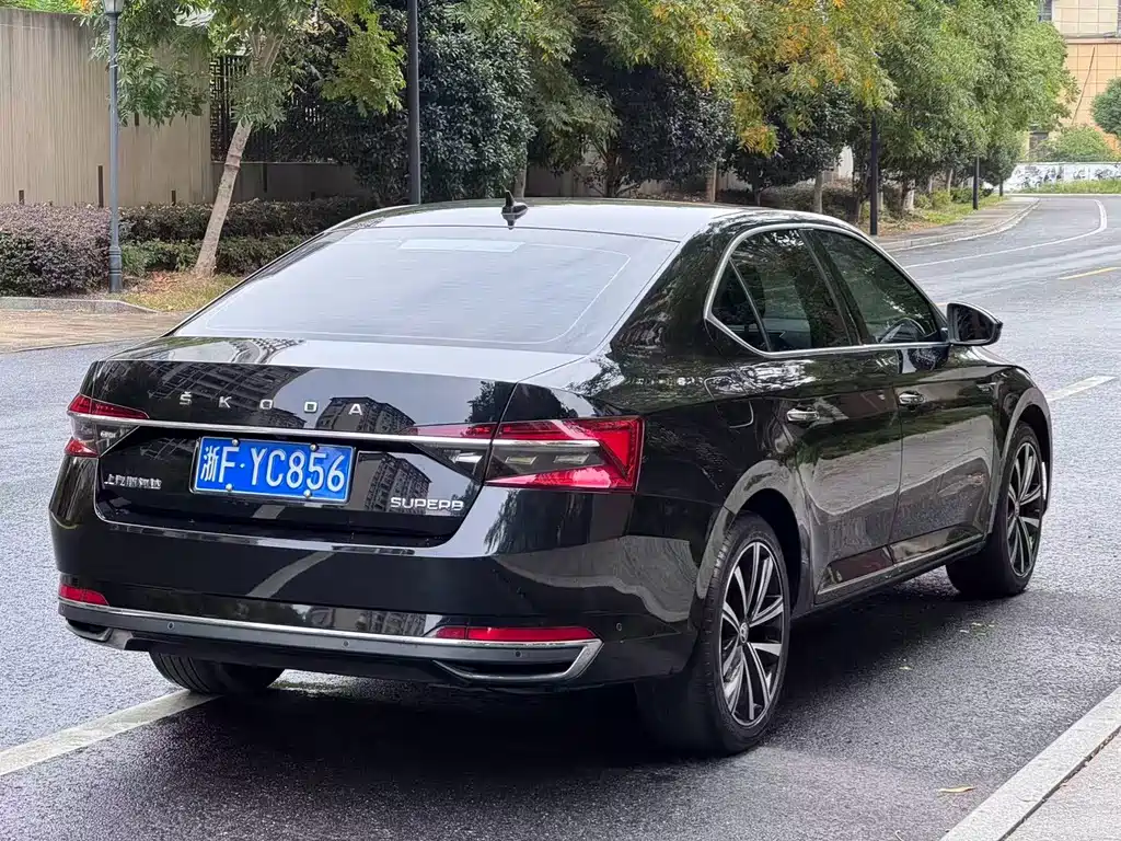 Skoda Superb — миниатюра 12