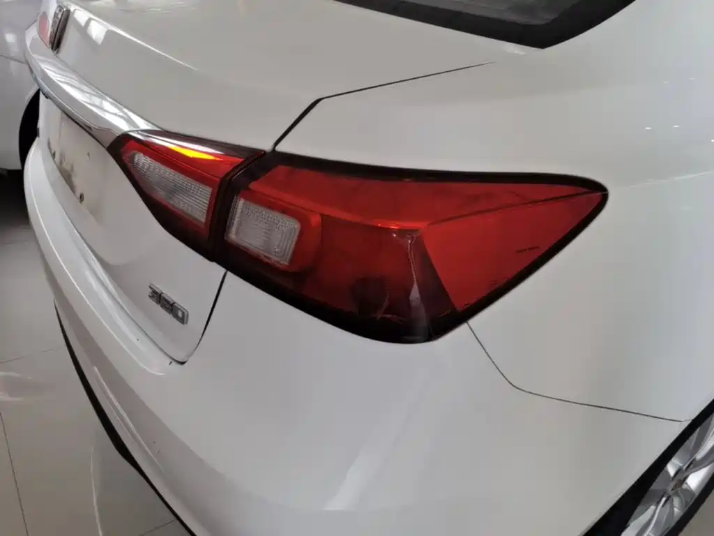 Roewe 360 — миниатюра 8