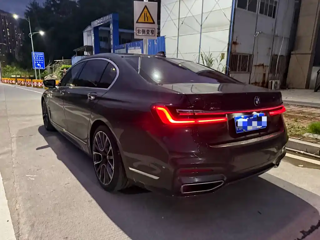 BMW 7 Series — миниатюра 8