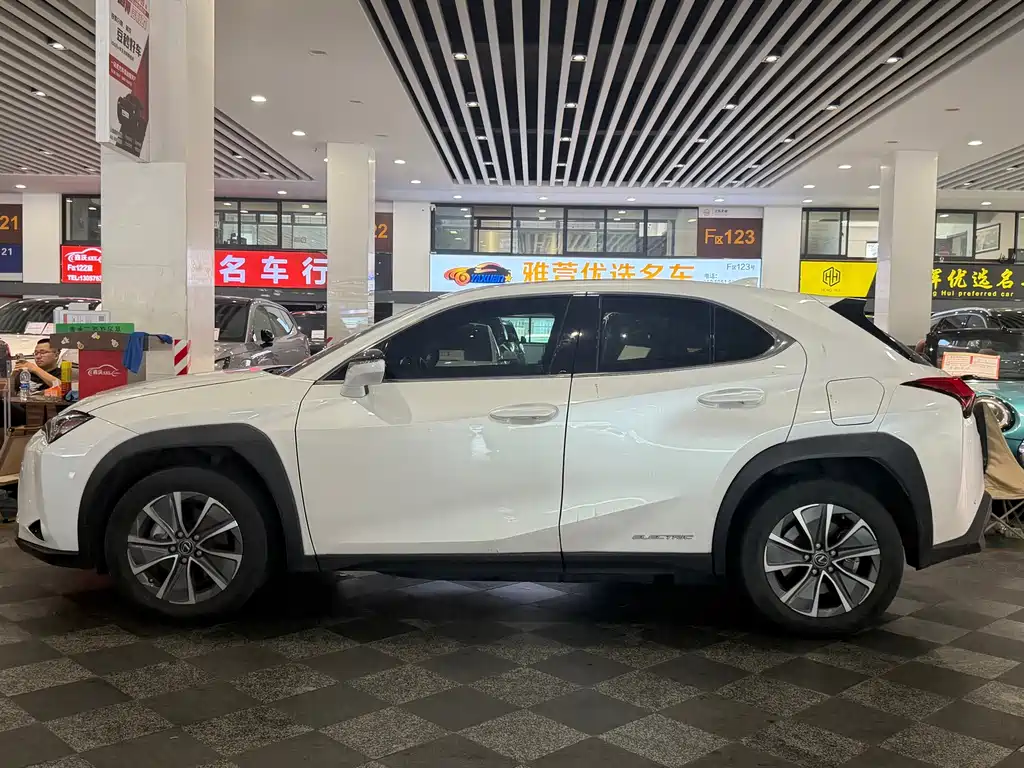 Lexus UX New Energy — миниатюра 5