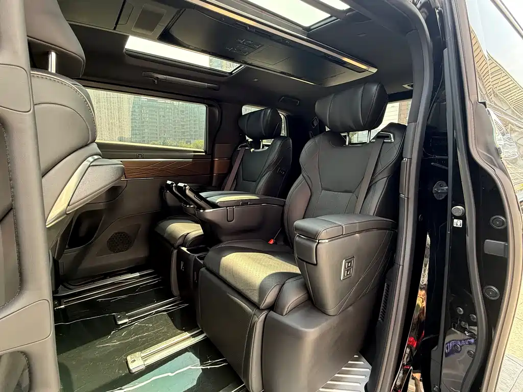 Toyota Alphard — миниатюра 11