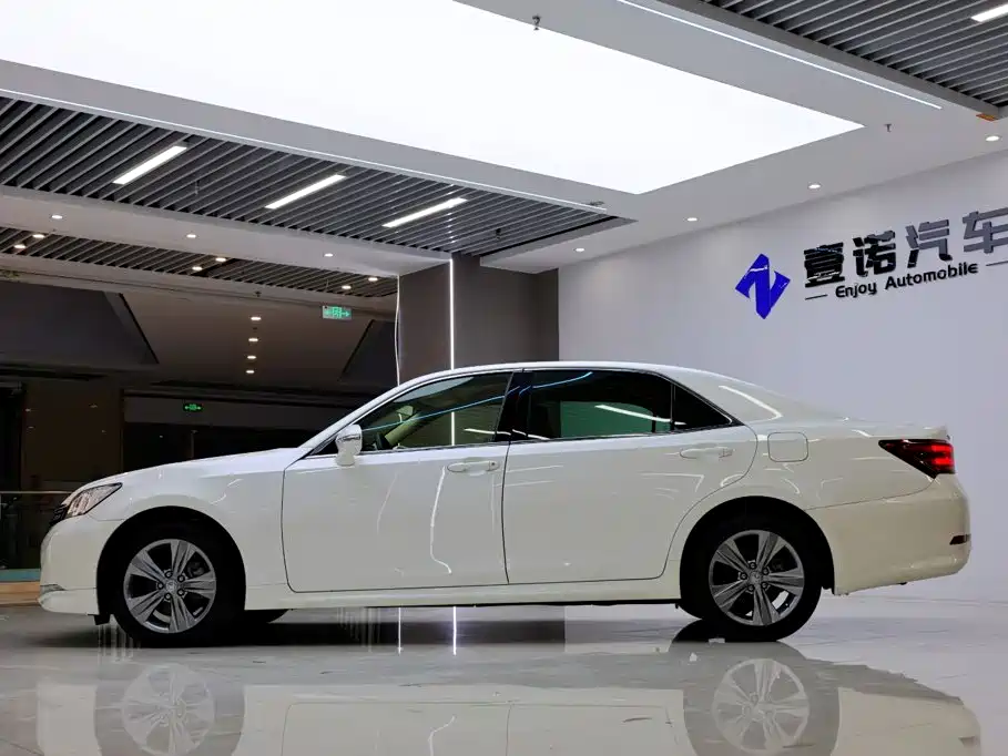 Toyota Crown — миниатюра 3