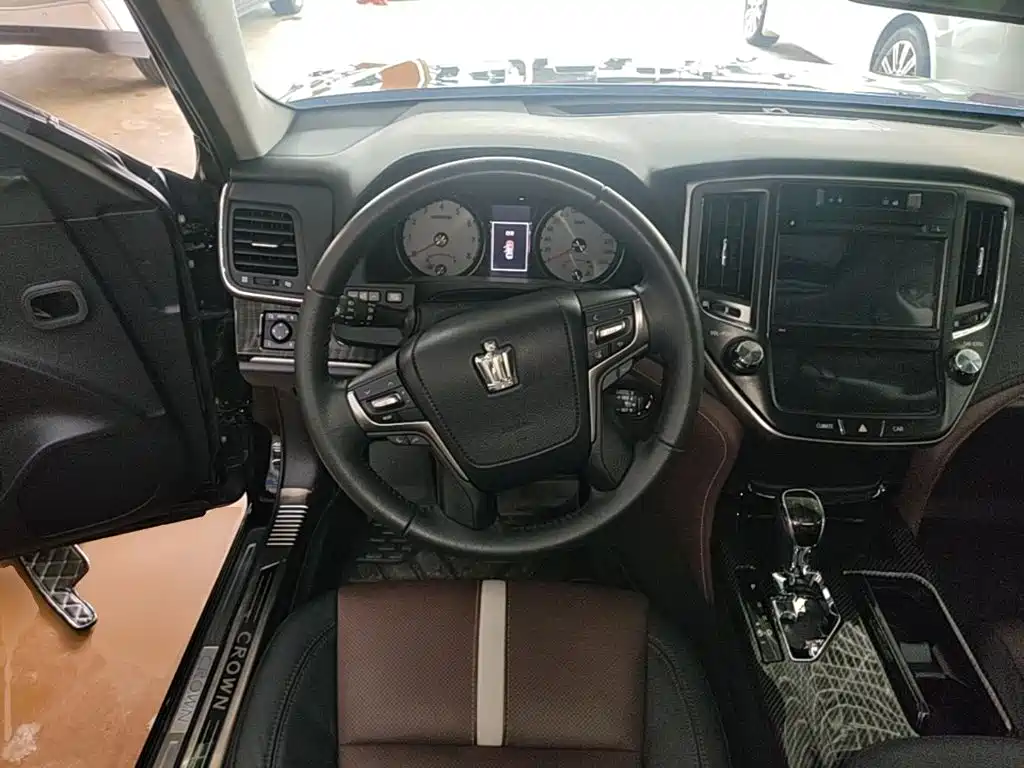 Toyota Crown — миниатюра 11