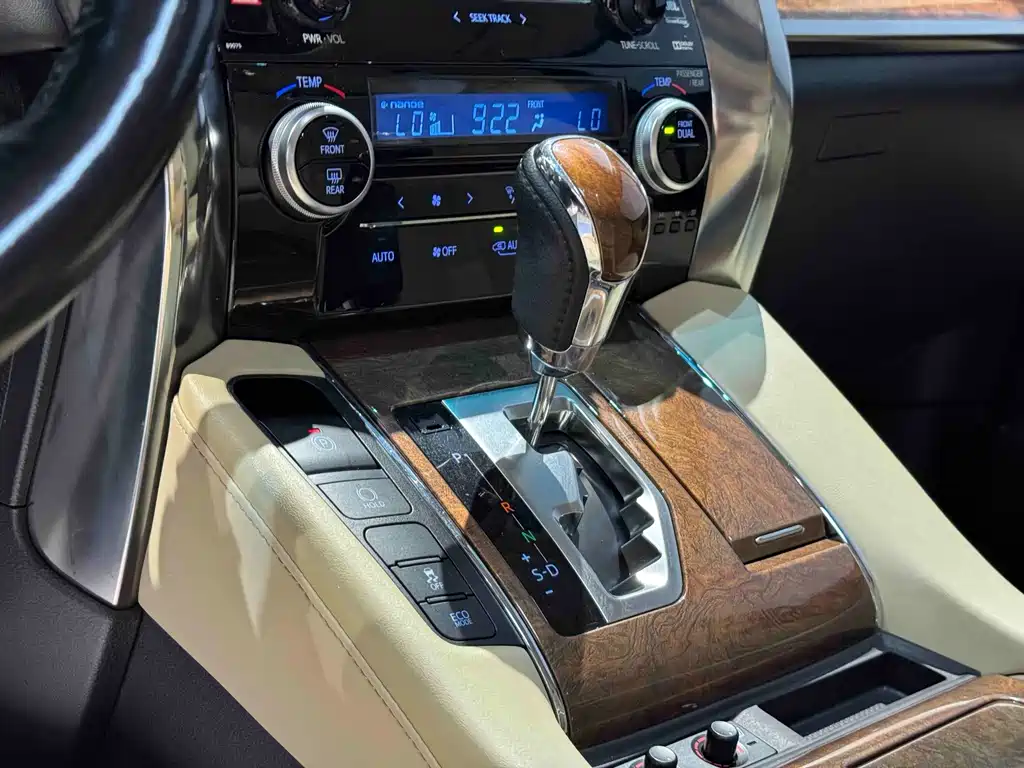 Toyota Alphard — миниатюра 14