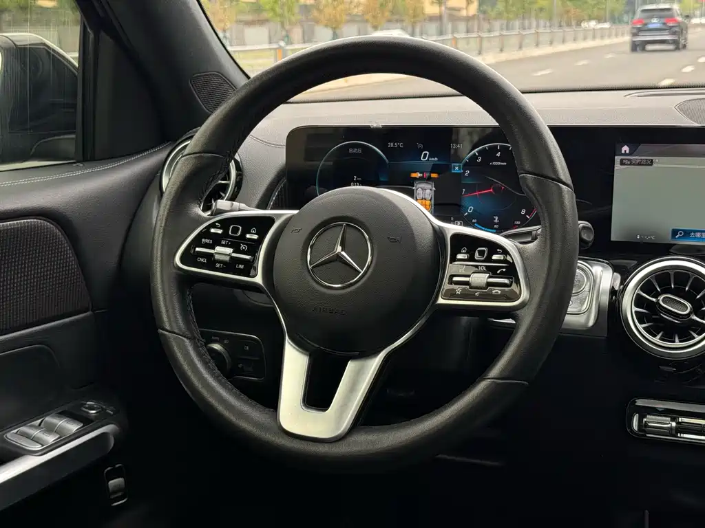 Mercedes-Benz GLB — миниатюра 8