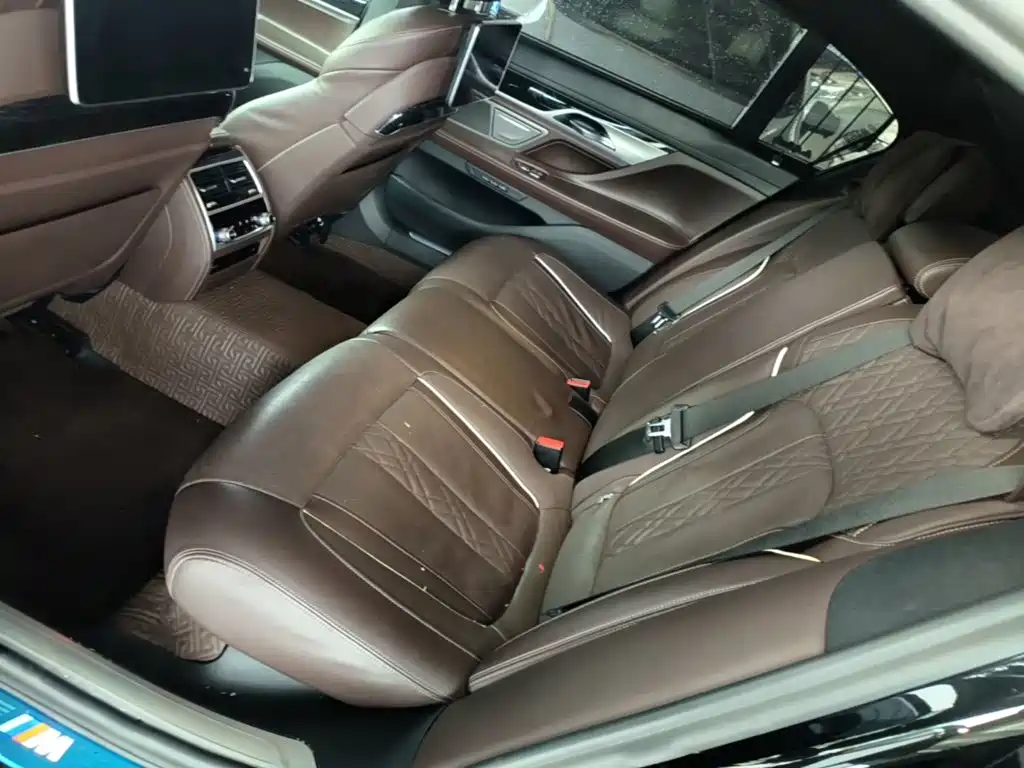 BMW 7 Series — миниатюра 17