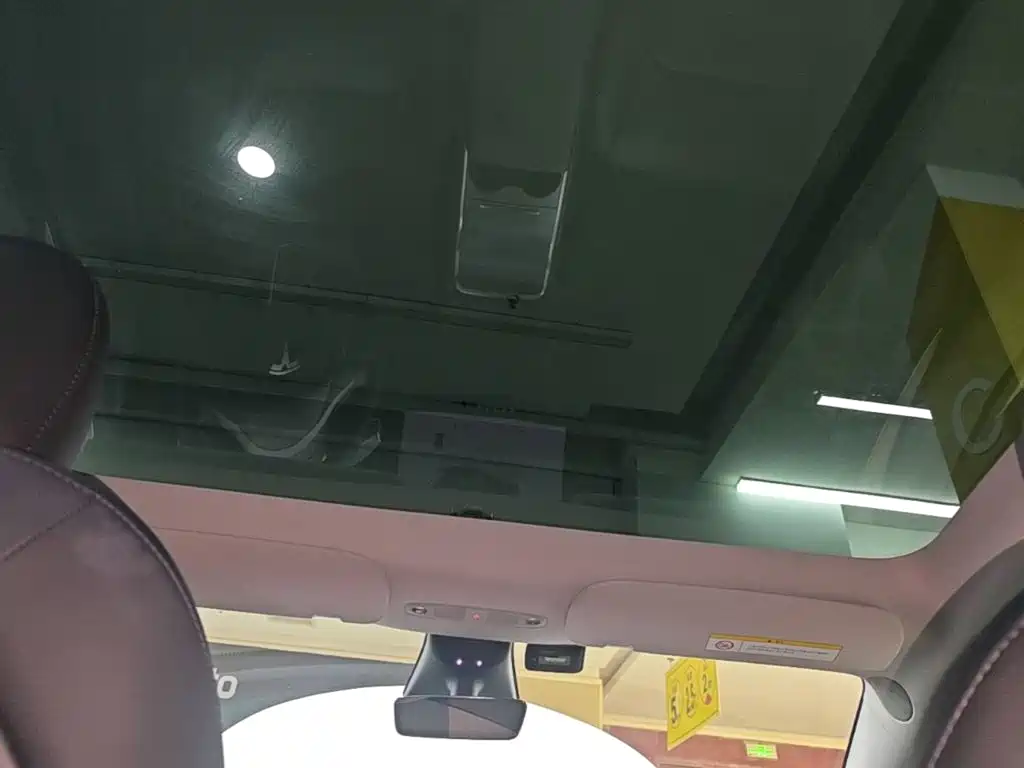 Tesla Model Y — миниатюра 18