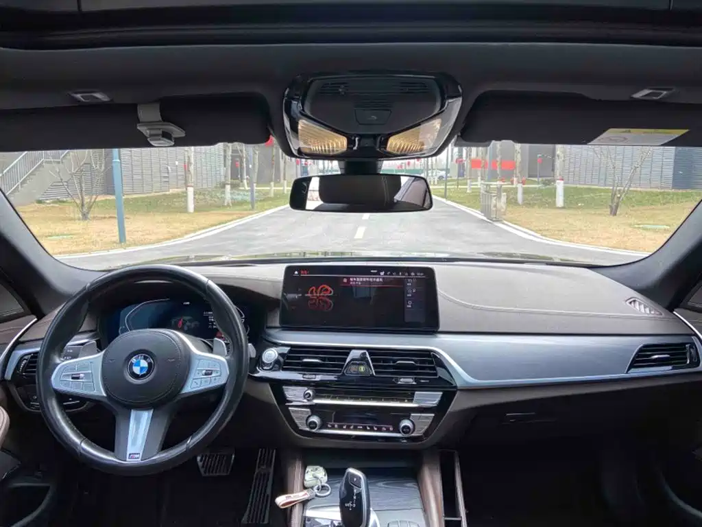 BMW 5 Series — миниатюра 9