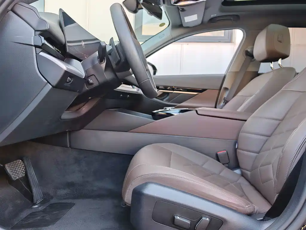 BMW 5 Series — миниатюра 13