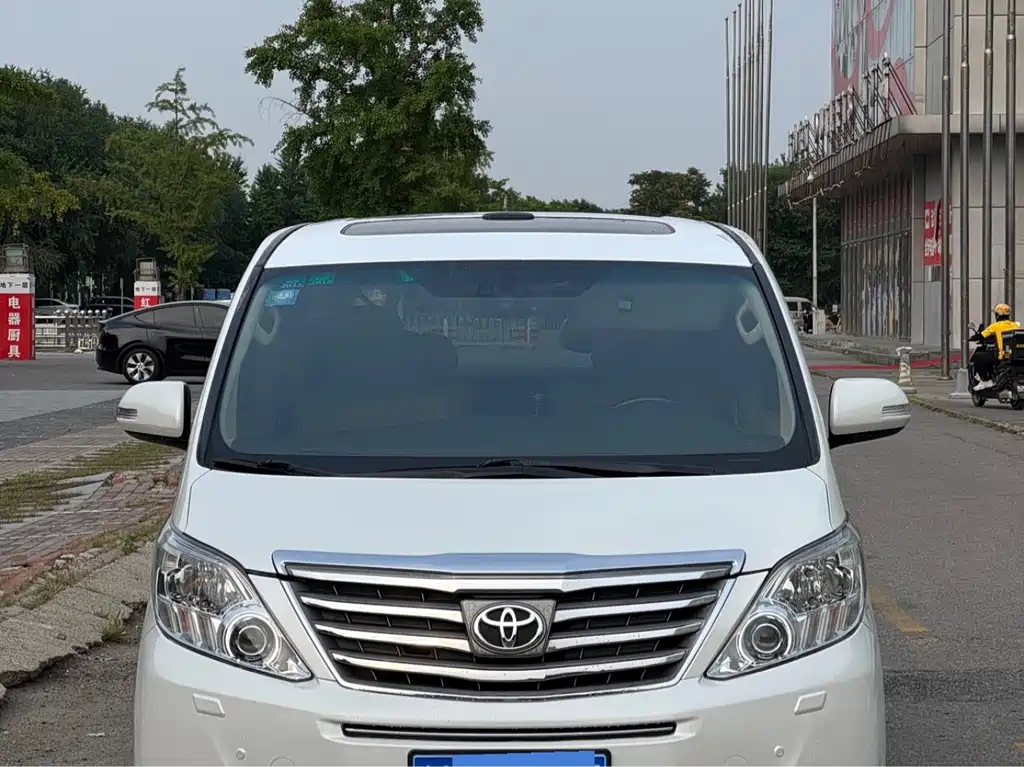 Toyota Alphard — миниатюра 2