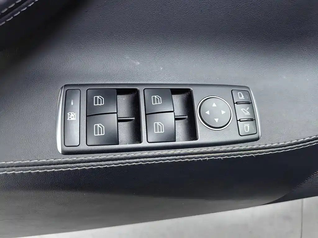 Tesla Model S — миниатюра 9