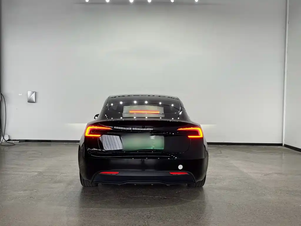 Tesla Model 3 — миниатюра 9