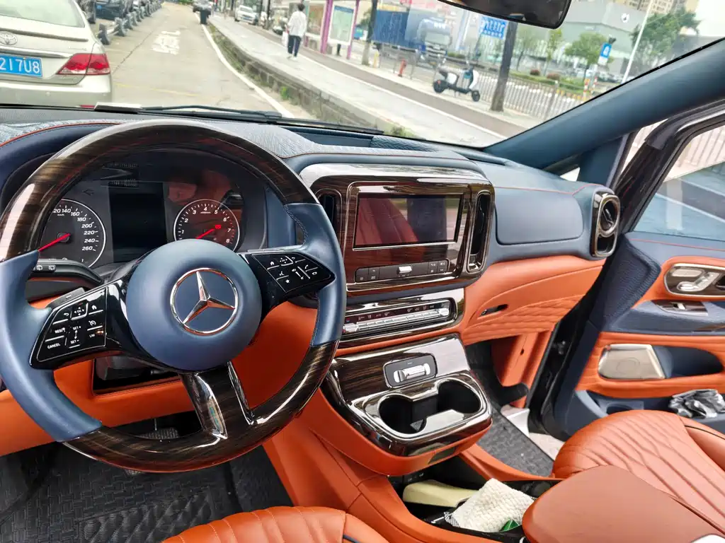 Mercedes-Benz Vito 2024 2.0T Elite 7 мест