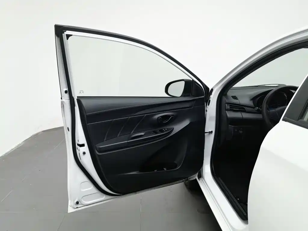 Toyota Yaris L — миниатюра 8