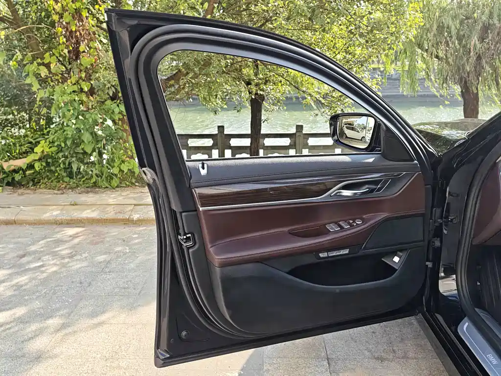 BMW 7 Series — миниатюра 4