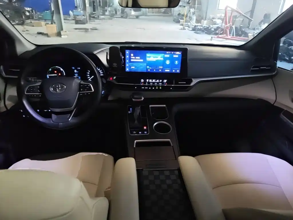 Toyota Granvia — миниатюра 10