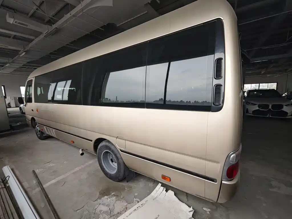 Toyota Coaster — миниатюра 9