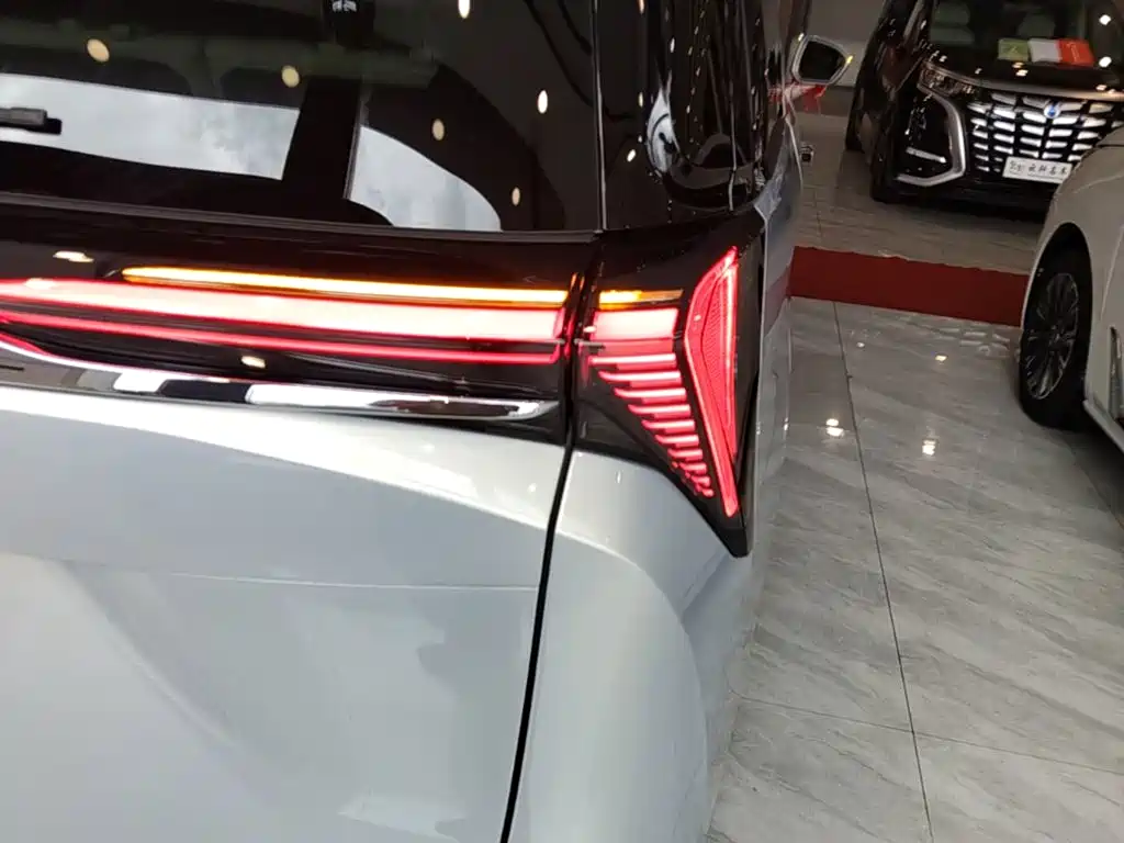 Buick GL8 Hybrid — миниатюра 8