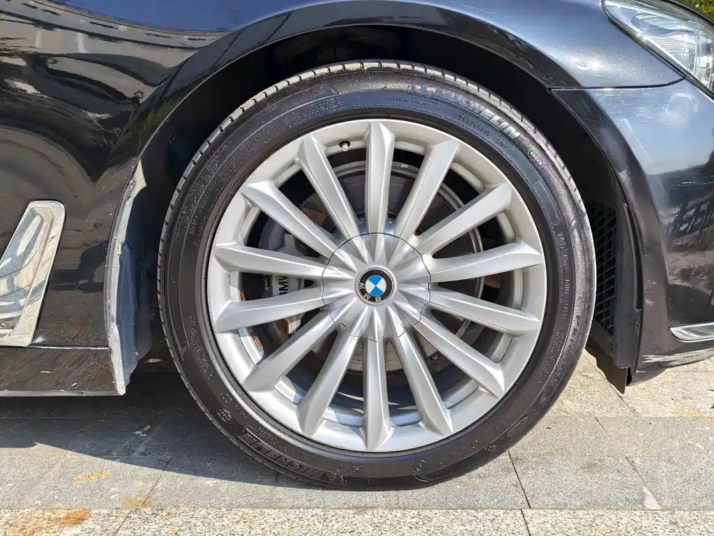 BMW 7 Series — миниатюра 17