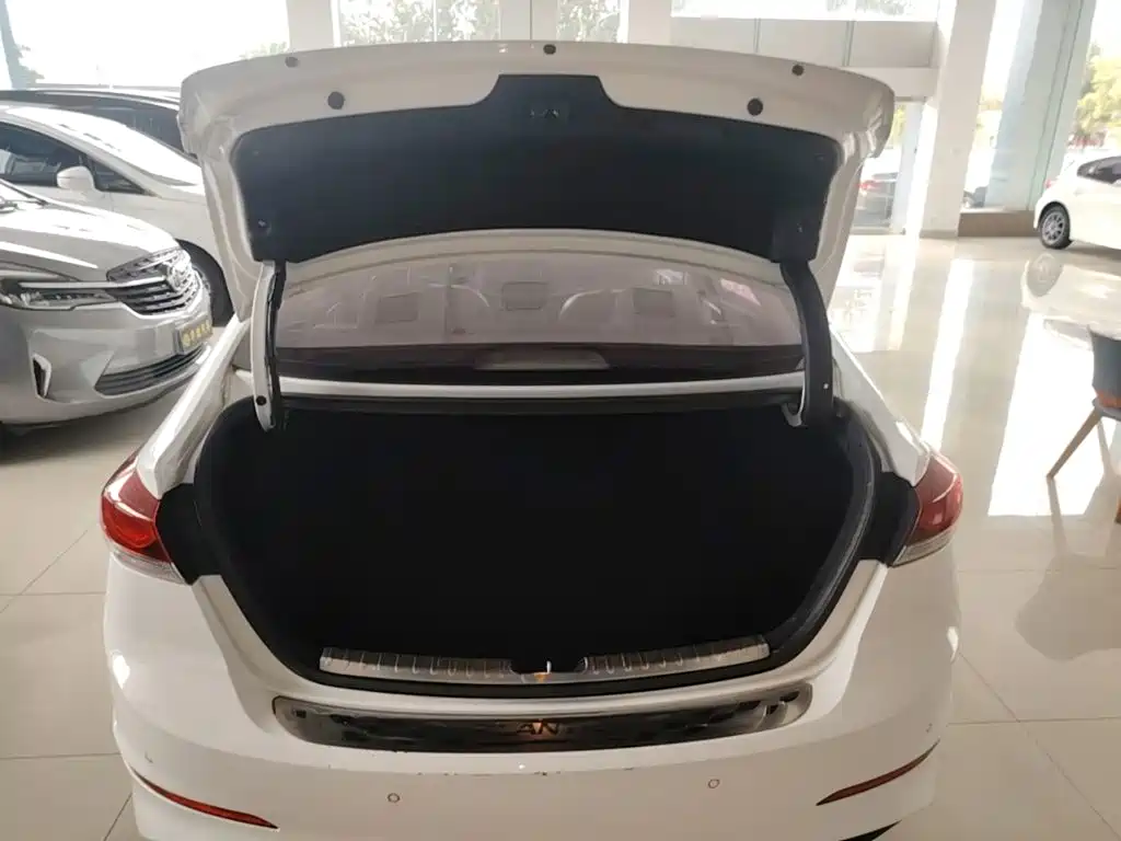 Hyundai Elantra — миниатюра 19