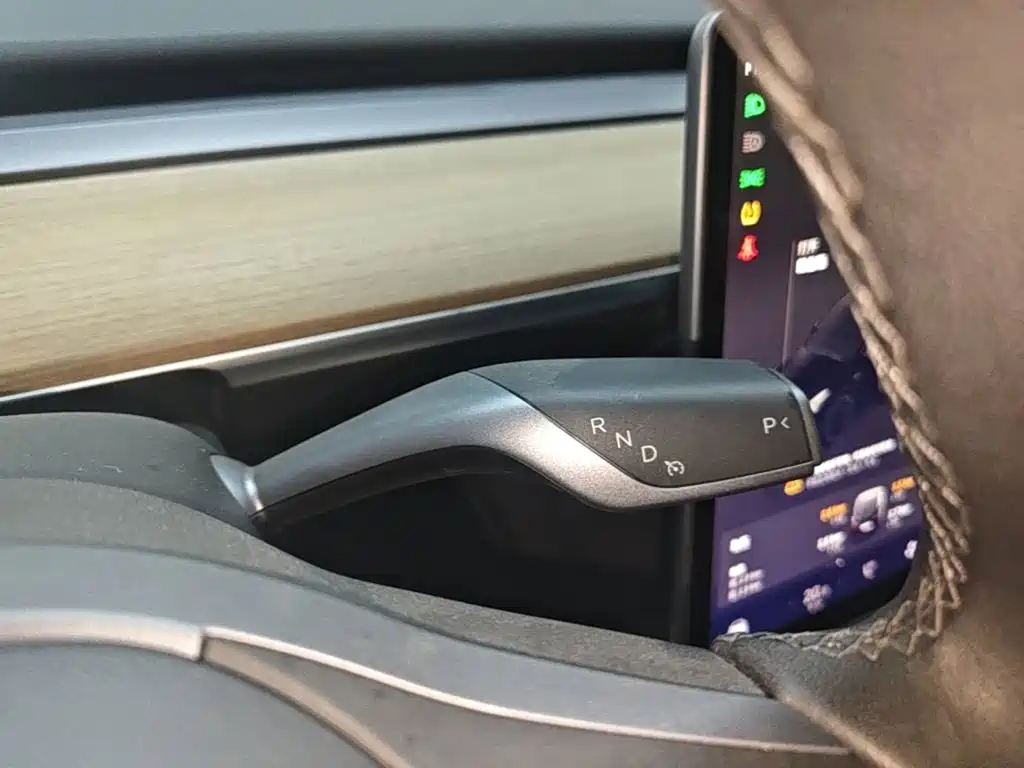 Tesla Model Y — миниатюра 14