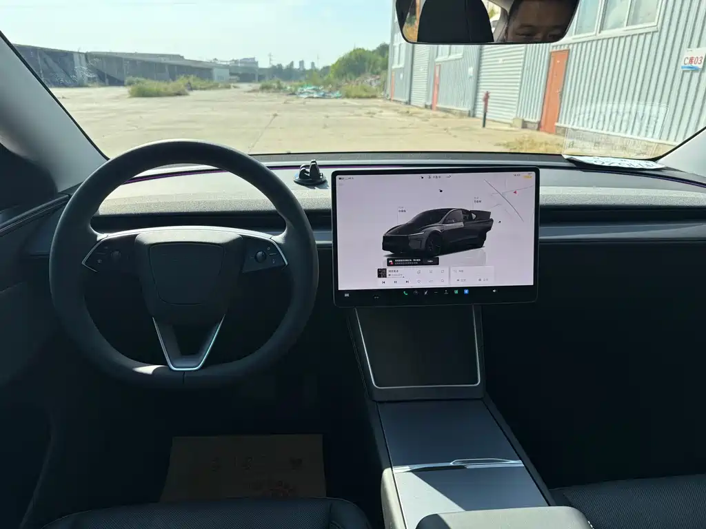 Tesla Model Y — миниатюра 6