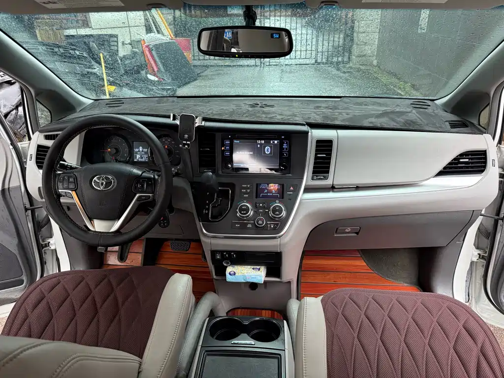 Toyota Sienna — миниатюра 10