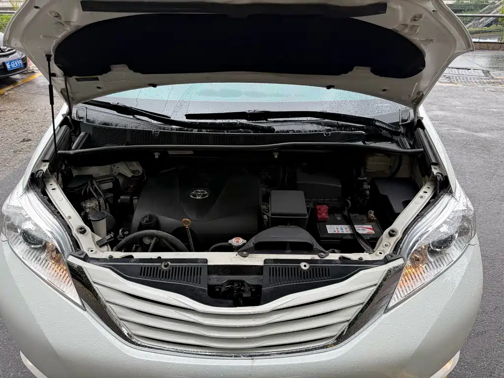 Toyota Sienna — миниатюра 16
