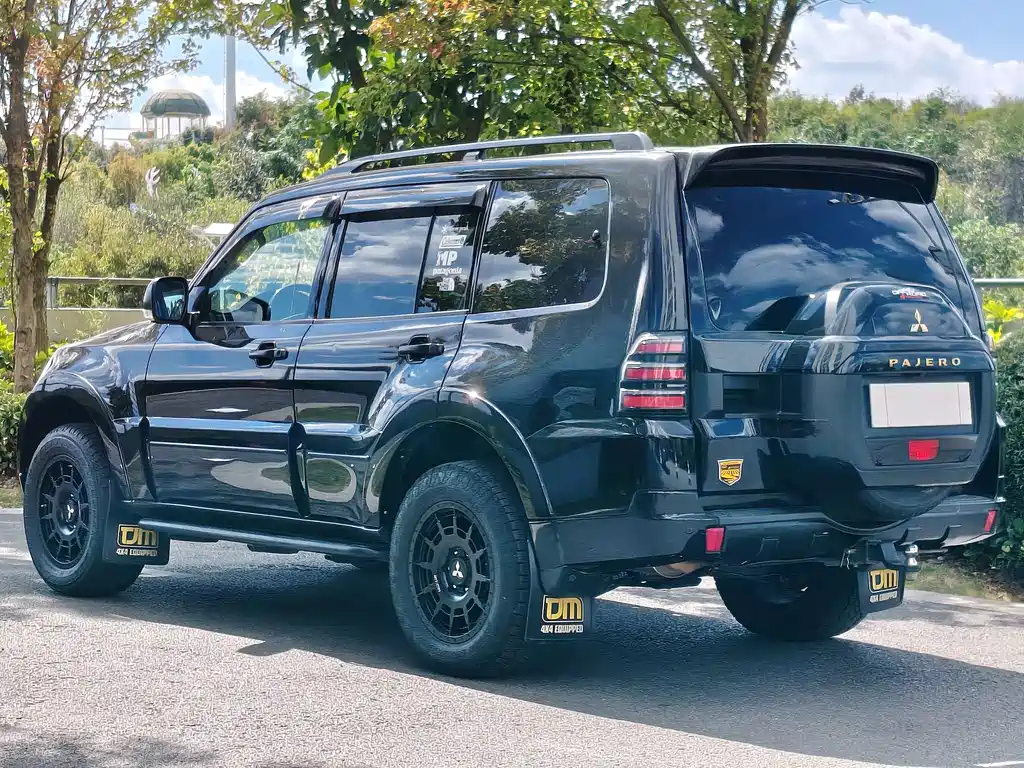 Mitsubishi Pajero (Import) — миниатюра 7