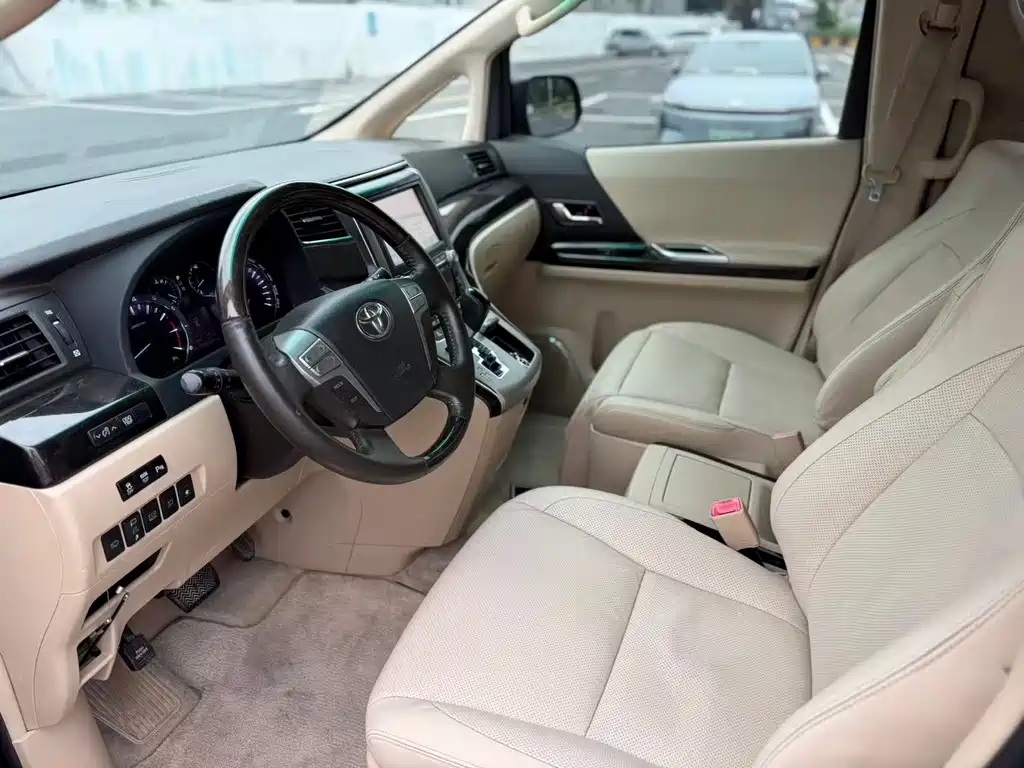 Toyota Alphard — миниатюра 6