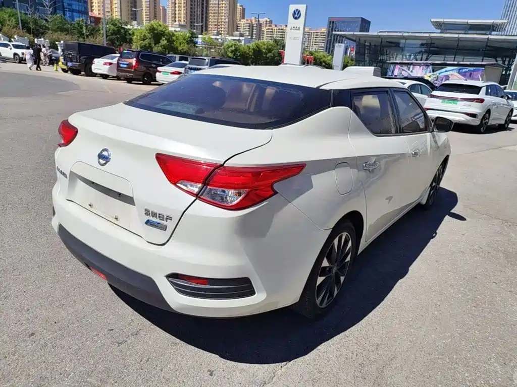 Nissan Bluebird — миниатюра 7