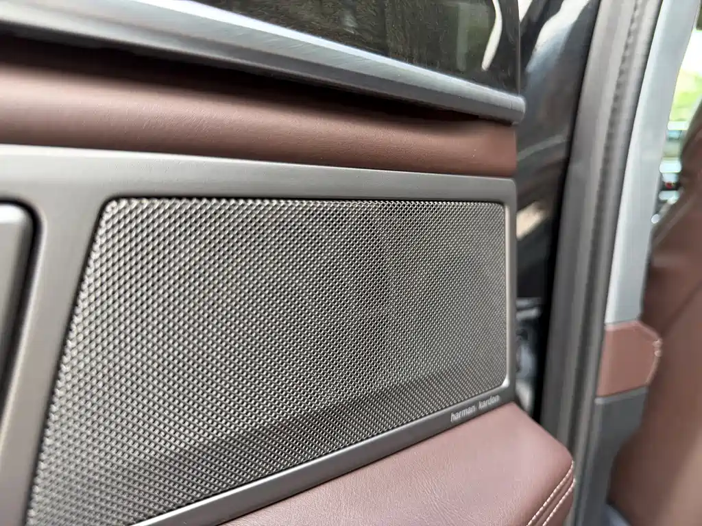 BMW 7 Series — миниатюра 12