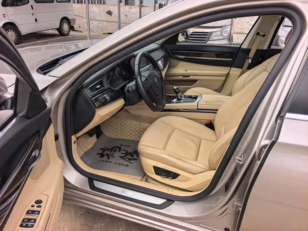 BMW 7 Series — миниатюра 11