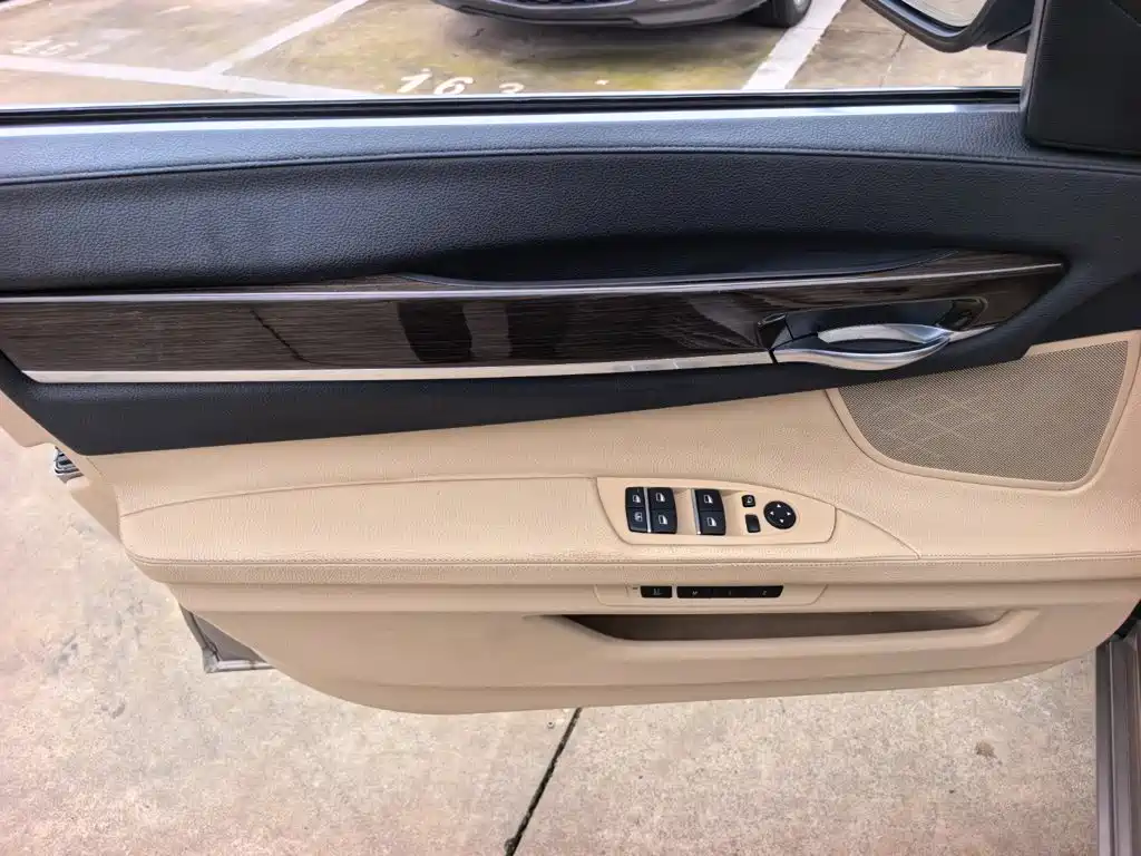BMW 7 Series — миниатюра 10