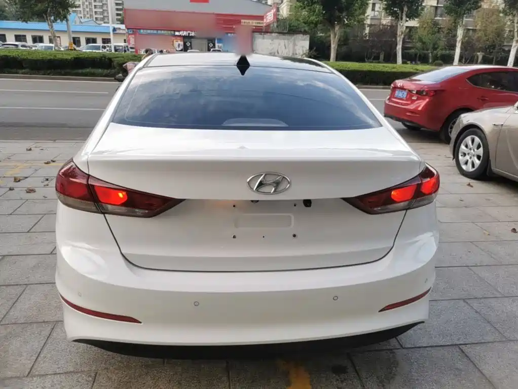 Hyundai Elantra — миниатюра 6
