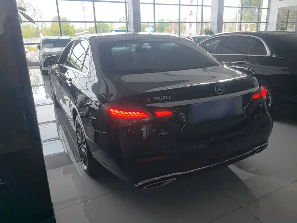 Mercedes-Benz E-Class — миниатюра 5