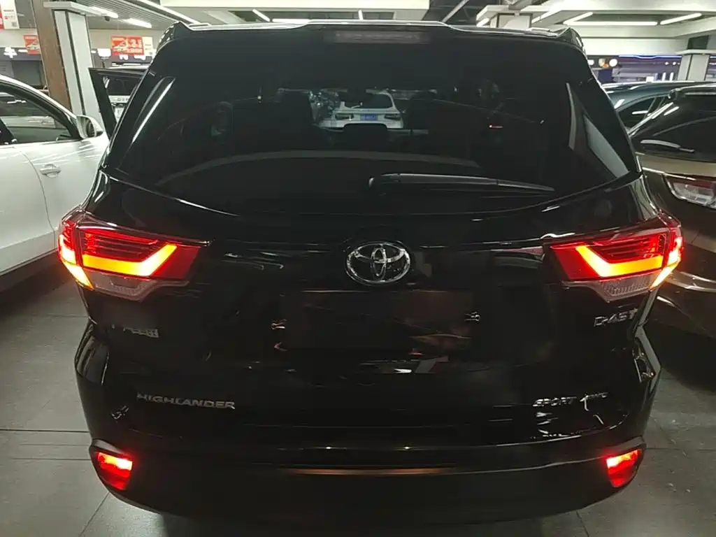 Toyota Highlander 2018 2.0T Luxury 7 мест V