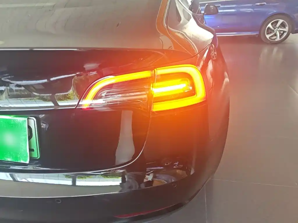 Tesla Model 3 — миниатюра 8