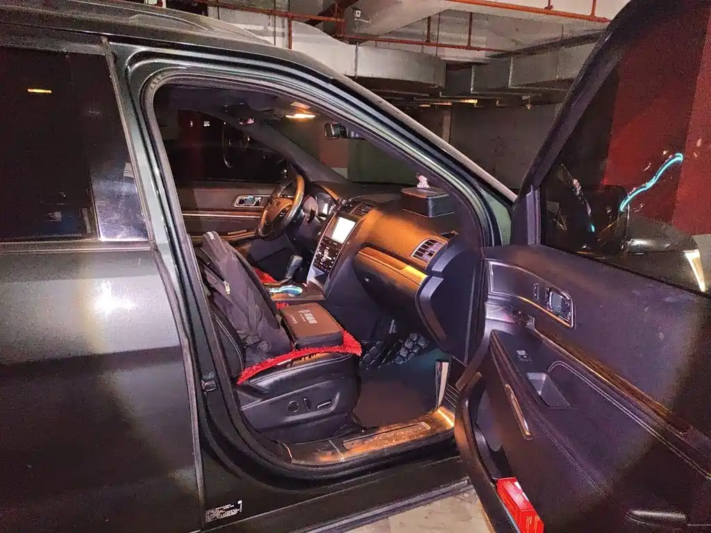 Ford Explorer (Import) — миниатюра 20