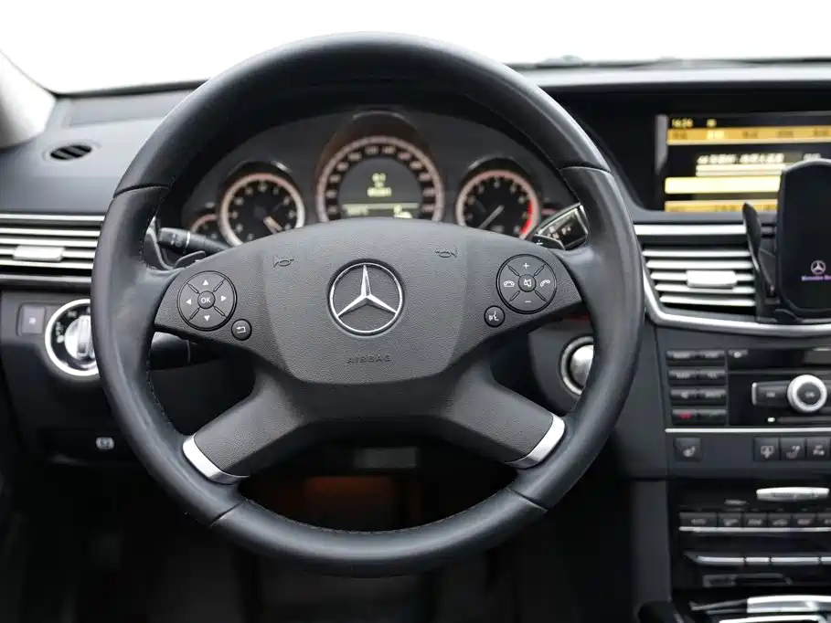 Mercedes-Benz E-Class — миниатюра 10