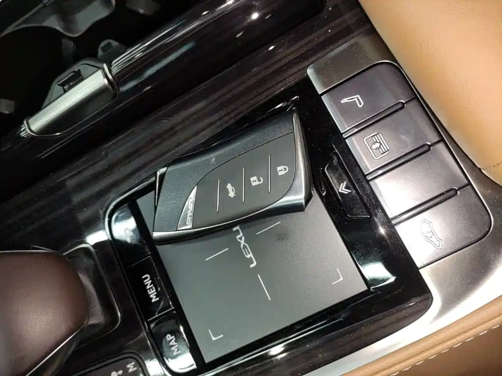 Lexus LS — миниатюра 9