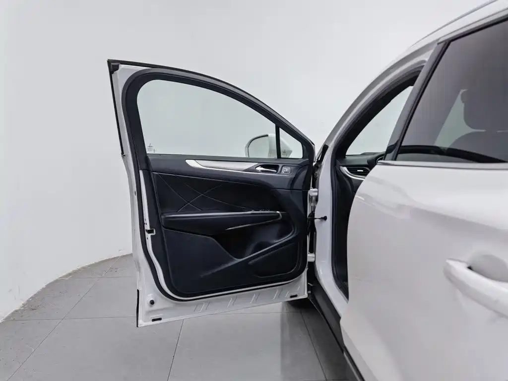 Lincoln MKC — миниатюра 8