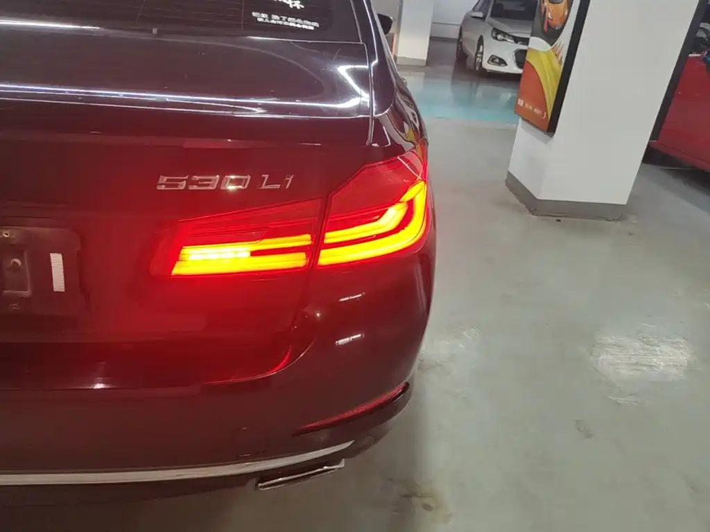 BMW 5 Series — миниатюра 8