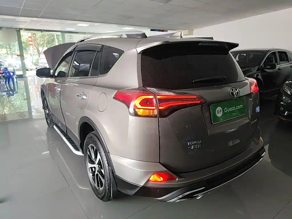 Toyota RAV4 — миниатюра 5