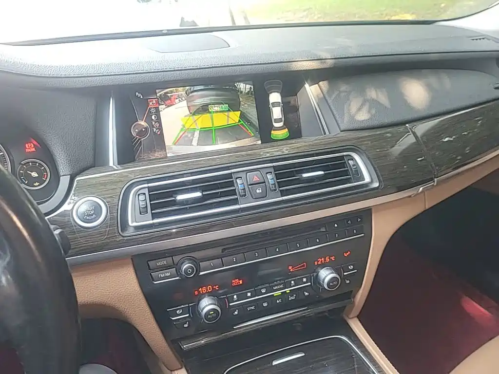 BMW 7 Series — миниатюра 13