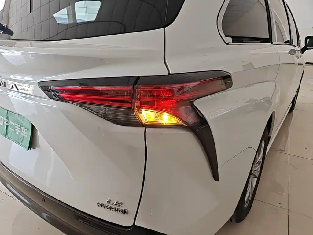 Toyota Sienna — миниатюра 8
