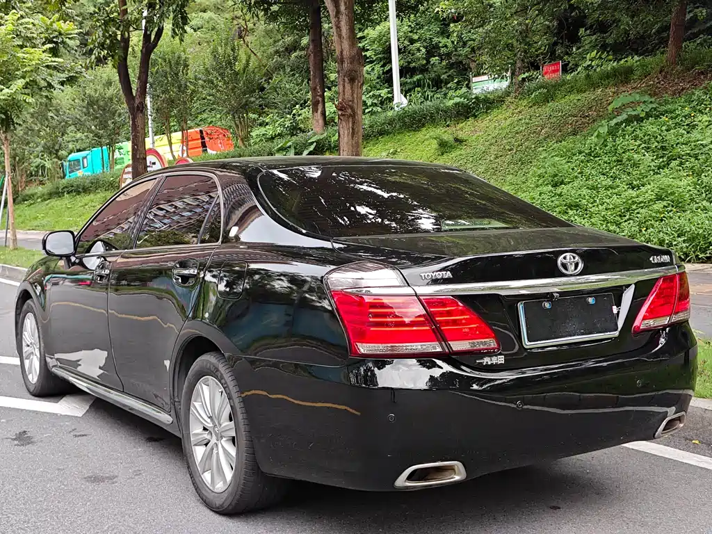 Toyota Crown — миниатюра 15