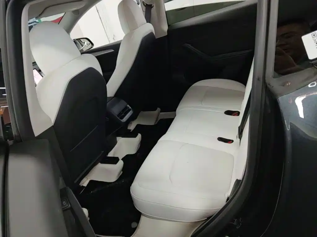 Tesla Model Y — миниатюра 17