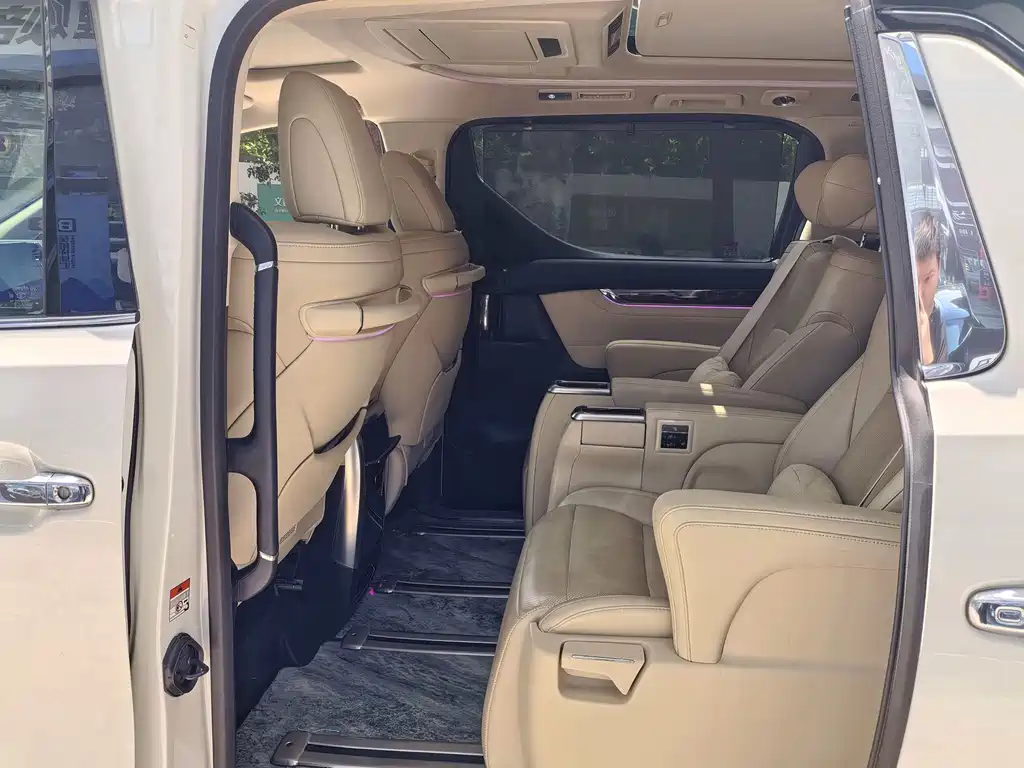 Toyota Alphard — миниатюра 9