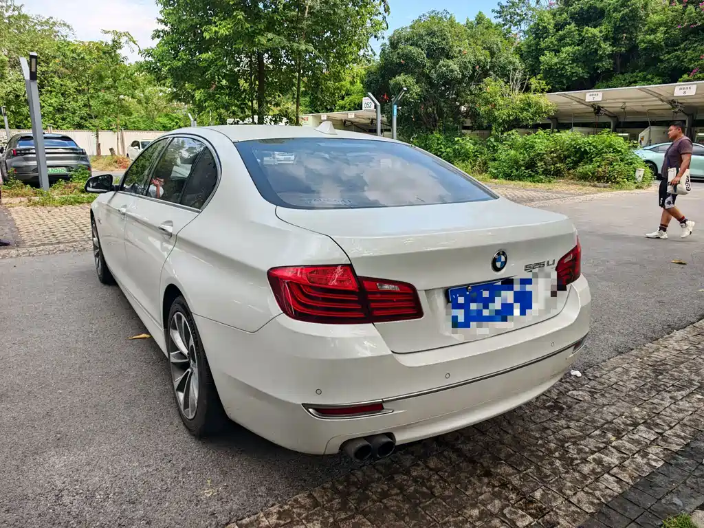 BMW 5 Series — миниатюра 7